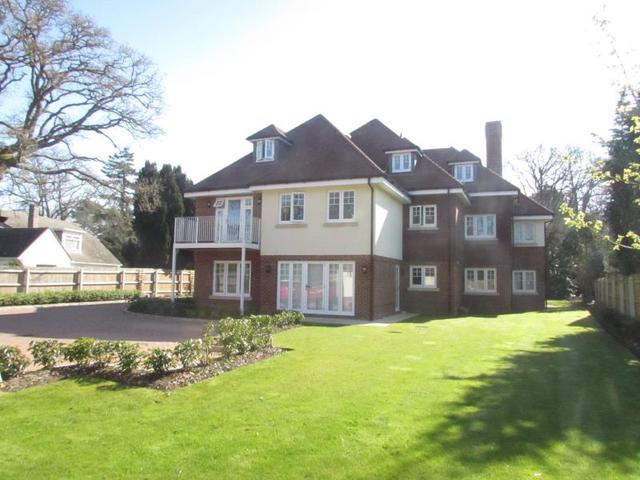  Image of 1 bedroom Flat to rent in Glenferness Avenue Westbourne Bournemouth BH4 at Bournemouth  Westbourne, BH4 9NE