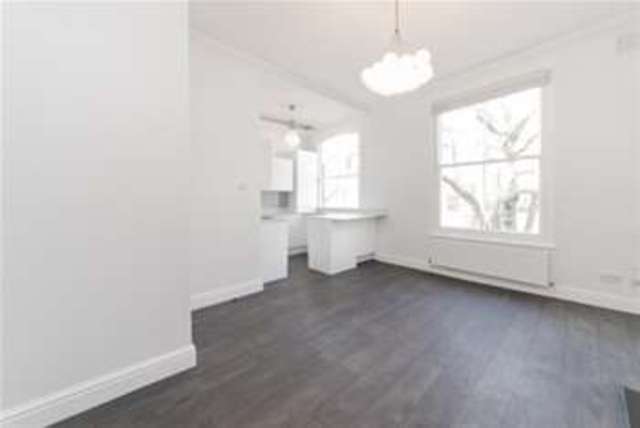  Image of 2 bedroom Flat to rent in Hammersmith Grove London W6 at London, W6 7HE