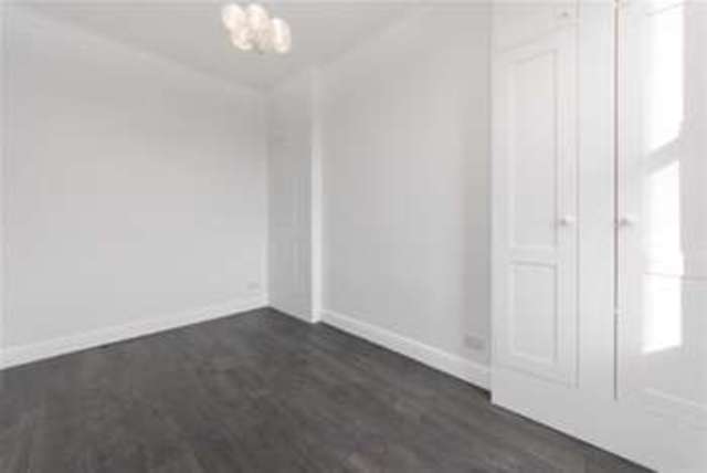  Image of 2 bedroom Flat to rent in Hammersmith Grove London W6 at London, W6 7HE