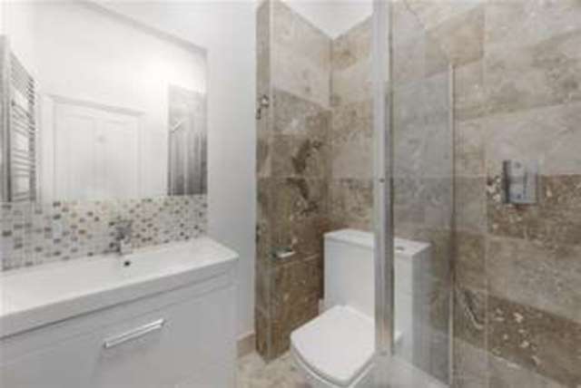  Image of 2 bedroom Flat to rent in Hammersmith Grove London W6 at London, W6 7HE