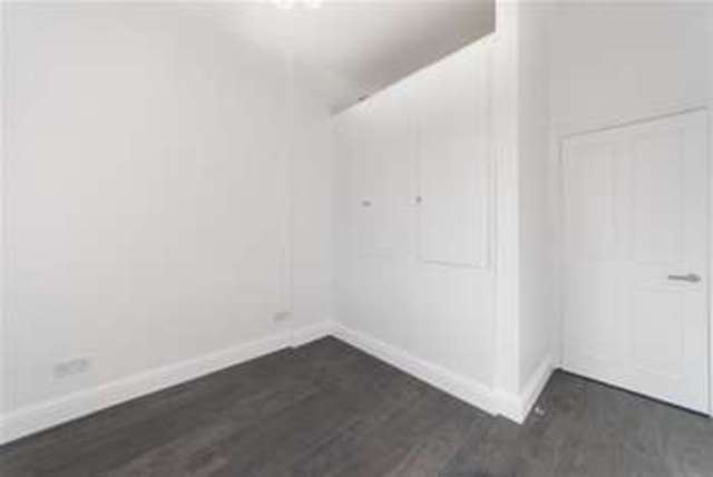  Image of 2 bedroom Flat to rent in Hammersmith Grove London W6 at London, W6 7HE