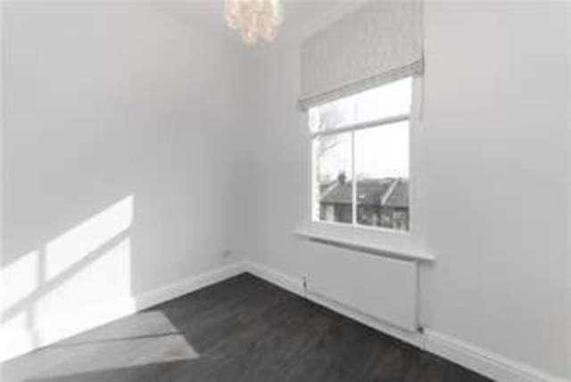  Image of 2 bedroom Flat to rent in Hammersmith Grove London W6 at London, W6 7HE