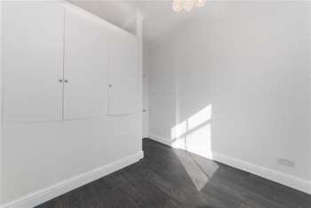  Image of 2 bedroom Flat to rent in Hammersmith Grove London W6 at London, W6 7HE