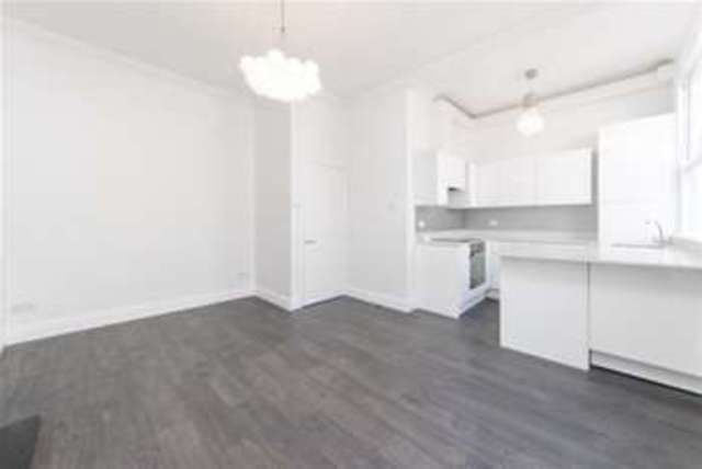  Image of 2 bedroom Flat to rent in Hammersmith Grove London W6 at London, W6 7HE
