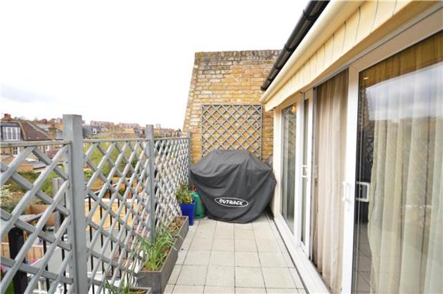  Image of 2 bedroom Maisonette to rent in Heythorp Street London SW18 at West Hill, SW18 5BT