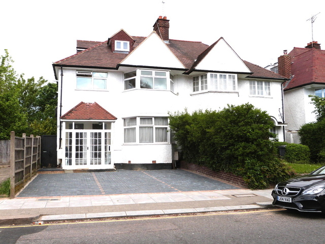  Image of 3 bedroom Flat to rent in Hoop Lane London NW11 at GOLDERS GREEN  London, NW11 8JN