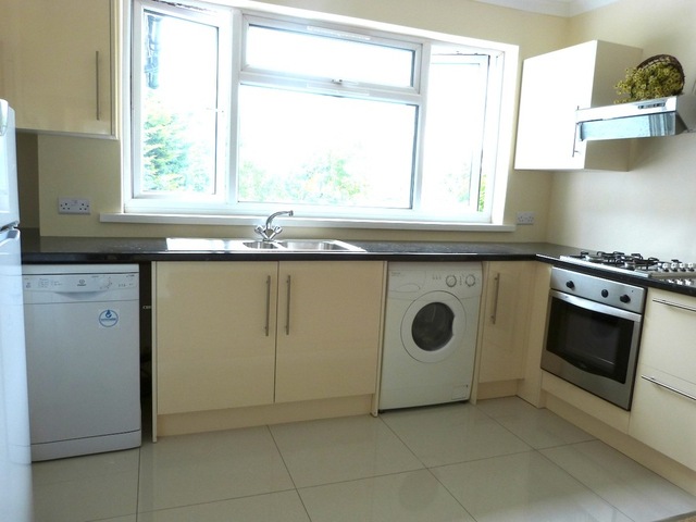  Image of 3 bedroom Flat to rent in Hoop Lane London NW11 at GOLDERS GREEN  London, NW11 8JN
