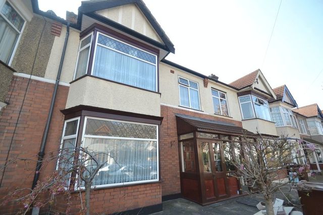  Image of 3 bedroom Terraced house to rent in Lyndhurst Gardens Barking IG11 at Lyndhurst Gardens  Barking, IG11 9YB