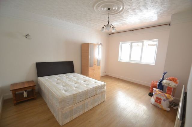  Image of 3 bedroom Terraced house to rent in Lyndhurst Gardens Barking IG11 at Lyndhurst Gardens  Barking, IG11 9YB