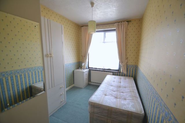  Image of 3 bedroom Terraced house to rent in Lyndhurst Gardens Barking IG11 at Lyndhurst Gardens  Barking, IG11 9YB