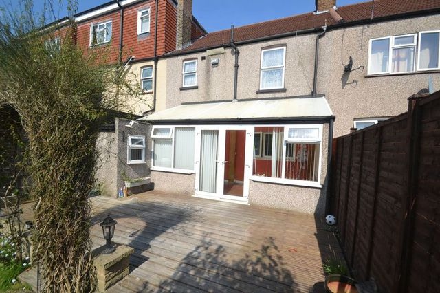  Image of 3 bedroom Terraced house to rent in Lyndhurst Gardens Barking IG11 at Lyndhurst Gardens  Barking, IG11 9YB