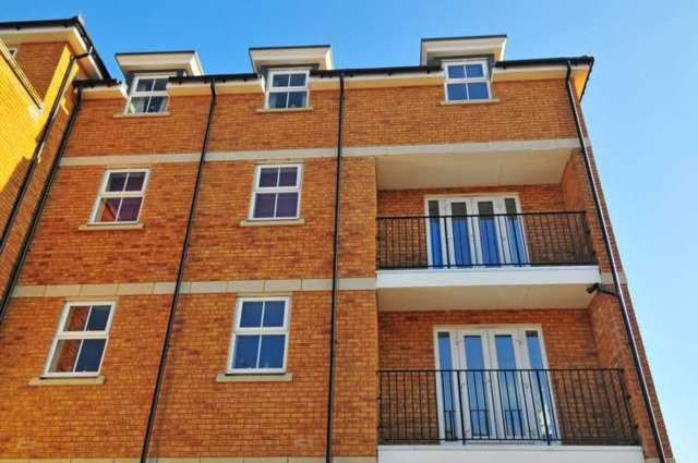  Image of 2 bedroom Apartment to rent in Rawlinson Road Maidenbower Crawley RH10 at Rawlinson Road Maidenbower Crawley, RH10 7DP