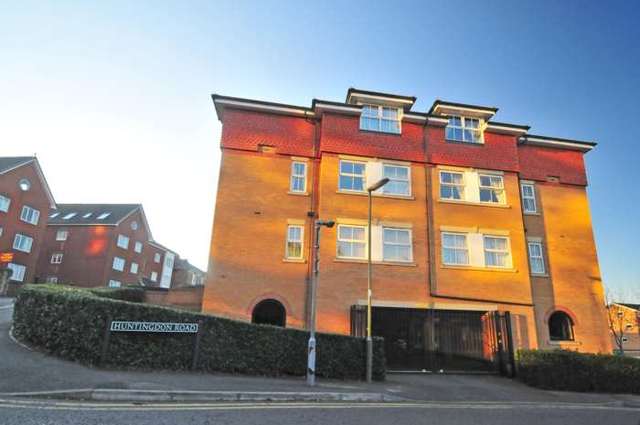  Image of 2 bedroom Apartment to rent in Chapel Road Redhill RH1 at Maple House, Chapel Road  Redhill, RH1 1LA