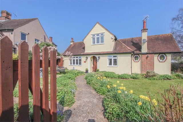  Image of 3 bedroom Detached house for sale in Oaklands Avenue Watford WD19 at Watford, WD19 4TN