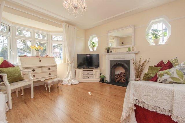  Image of 3 bedroom Detached house for sale in Oaklands Avenue Watford WD19 at Watford, WD19 4TN
