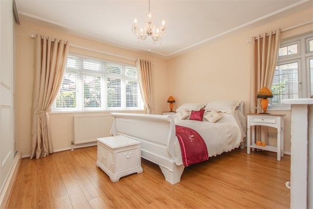  Image of 3 bedroom Detached house for sale in Oaklands Avenue Watford WD19 at Watford, WD19 4TN
