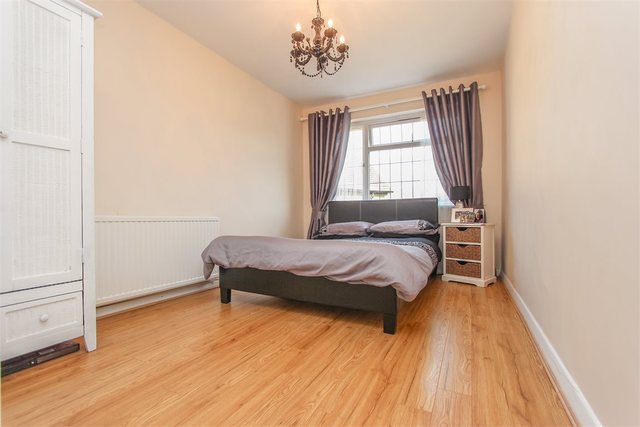  Image of 3 bedroom Detached house for sale in Oaklands Avenue Watford WD19 at Watford, WD19 4TN