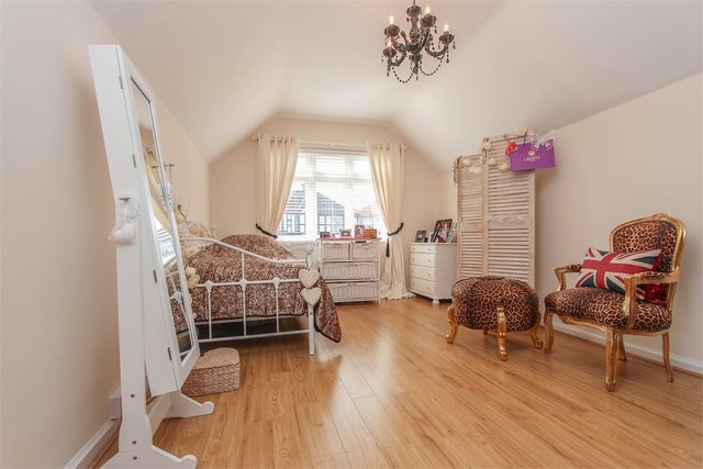  Image of 3 bedroom Detached house for sale in Oaklands Avenue Watford WD19 at Watford, WD19 4TN