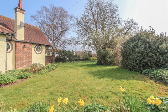  Image of 3 bedroom Detached house for sale in Oaklands Avenue Watford WD19 at Watford, WD19 4TN