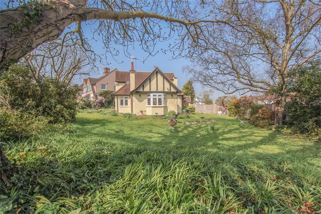  Image of 3 bedroom Detached house for sale in Oaklands Avenue Watford WD19 at Watford, WD19 4TN