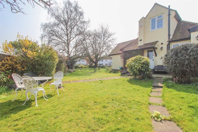  Image of 3 bedroom Detached house for sale in Oaklands Avenue Watford WD19 at Watford, WD19 4TN