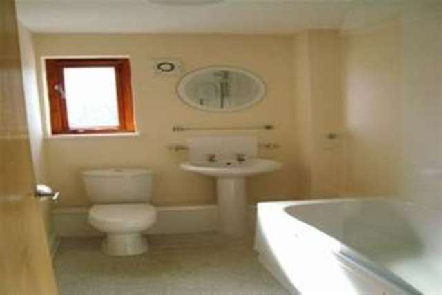  Image of 2 bedroom Flat to rent in Causewayhead Penzance TR18 at Penzance, TR18 2SP