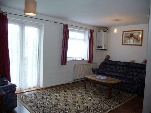  Image of 1 bedroom Flat for sale in Rochfords Gardens Slough SL2 at Rochfords Gardens  Slough, SL2 5XF