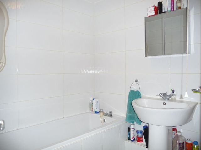  Image of 1 bedroom Flat for sale in Rochfords Gardens Slough SL2 at Rochfords Gardens  Slough, SL2 5XF