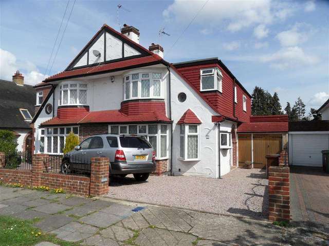  Image of 4 bedroom Detached house to rent in Rutherwyke Close Stoneleigh Epsom KT17 at Rutherwyke Close Stoneleigh Epsom, KT17 2NA
