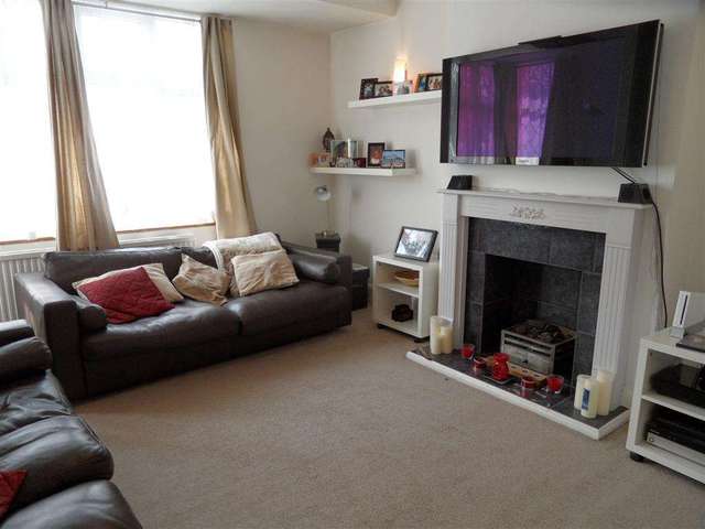  Image of 4 bedroom Detached house to rent in Rutherwyke Close Stoneleigh Epsom KT17 at Rutherwyke Close Stoneleigh Epsom, KT17 2NA