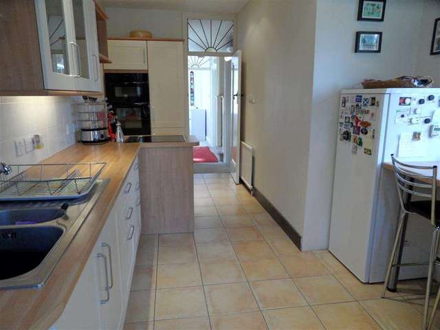  Image of 4 bedroom Detached house to rent in Rutherwyke Close Stoneleigh Epsom KT17 at Rutherwyke Close Stoneleigh Epsom, KT17 2NA