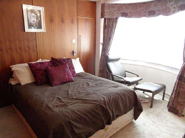  Image of 4 bedroom Detached house to rent in Rutherwyke Close Stoneleigh Epsom KT17 at Rutherwyke Close Stoneleigh Epsom, KT17 2NA