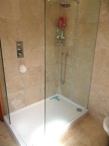  Image of 4 bedroom Detached house to rent in Rutherwyke Close Stoneleigh Epsom KT17 at Rutherwyke Close Stoneleigh Epsom, KT17 2NA
