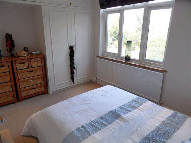  Image of 4 bedroom Detached house to rent in Rutherwyke Close Stoneleigh Epsom KT17 at Rutherwyke Close Stoneleigh Epsom, KT17 2NA