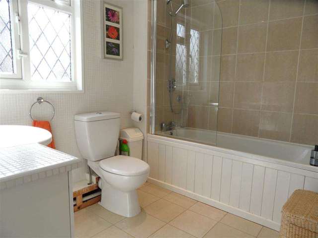  Image of 4 bedroom Detached house to rent in Rutherwyke Close Stoneleigh Epsom KT17 at Rutherwyke Close Stoneleigh Epsom, KT17 2NA
