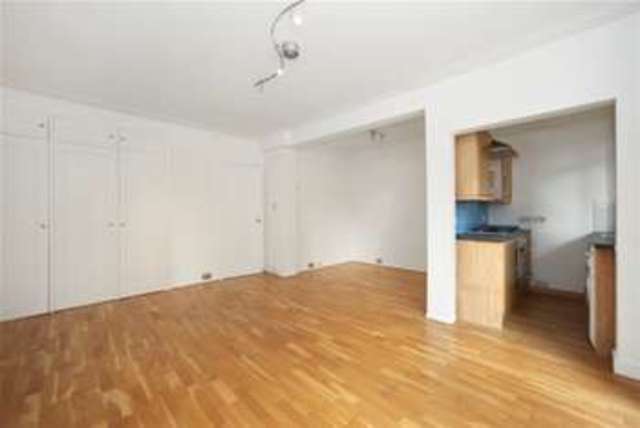  Image of 1 bedroom Flat to rent in Sheen Road Richmond TW9 at Richmond, TW9 1AX
