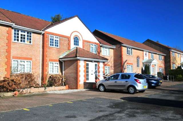  Image of 2 bedroom Apartment to rent in St. Nicholas Court Crawley RH10 at St Nicholas Court, Crawley Lane Pound Hill Crawley, RH10 7GT