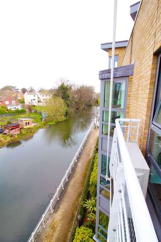  Image of 3 bedroom Apartment for sale in Tallow Road Brentford TW8 at Braunston House Tallow Road Brentford, TW8 8ET