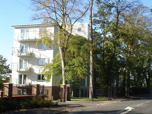  Image of 2 bedroom Apartment to rent in Turners Hill Road Pound Hill Crawley RH10 at The Pines Worth Crawley, RH10 7US