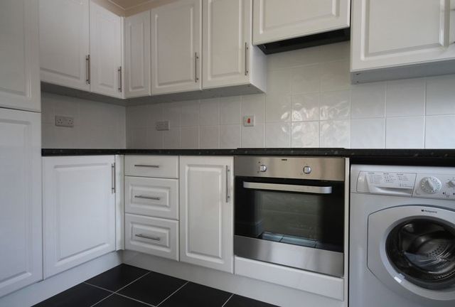  Image of 2 bedroom Flat to rent in Tower Hill Road Dorking RH4 at Tower Hill Road  Dorking, RH4 2AZ