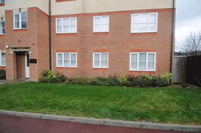  Image of 2 bedroom Apartment to rent in Town Mead Crawley RH11 at Highfield House, Town Mead West Green Crawley, RH11 7EH