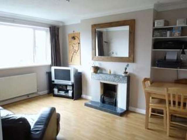  Image of 2 bedroom Flat to rent in Park Road Hampton Wick Kingston upon Thames KT1 at Park Court Park Road Hampton Wick, KT1 4AX