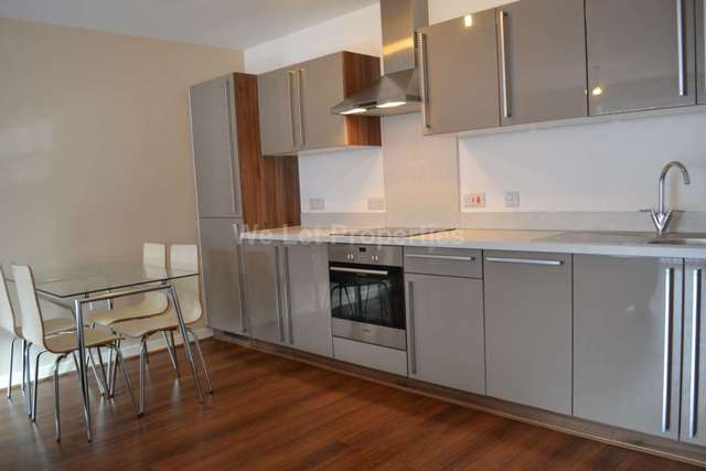  Image of 2 bedroom Apartment to rent in Sillavan Way Salford M3 at Sillavan Way  Salford, M3 6GA