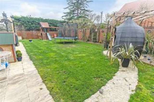  Image of 6 bedroom Detached house for sale in Amey Close Sutton Courtenay Abingdon OX14 at Sutton Courtenay Abingdon Drayton, OX14 4LW