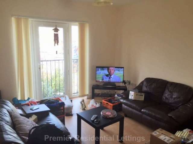  Image of 2 bedroom Apartment to rent in Cheetham Hill Road Manchester M8 at Cheetham Hill Road  Manchester, M8 0PW