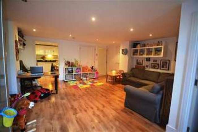  Image of 1 bedroom Apartment to rent in Arthur Road London SW19 at Wimbledon Park, SW19 8AD