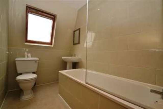  Image of 2 bedroom Apartment to rent in Arthur Road London SW19 at Wimbledon Park, SW19 8AB