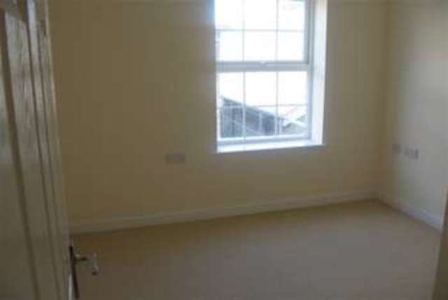  Image of 2 bedroom Flat to rent in West Street Axminster EX13 at Axminster, EX13 5NE