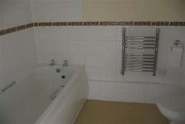  Image of 2 bedroom Flat to rent in West Street Axminster EX13 at Axminster, EX13 5NE