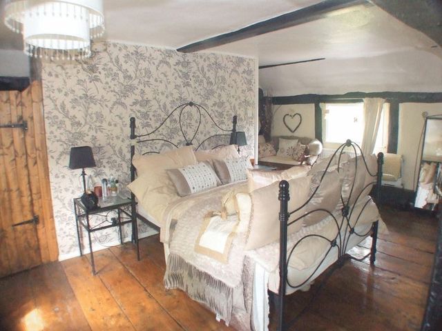  Image of 2 bedroom Cottage for sale in Aylesbury Road Bierton Aylesbury HP22 at Aylesbury Road Bierton Aylesbury, HP22 5DL